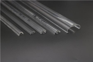 透明なプラスチックチューブ